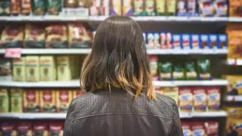 无麸质消费者在杂货店选购食物。