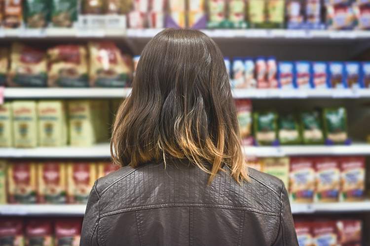 无麸质购物者在杂货店挑选食物。