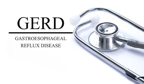 (GERD)胃食管反流病阐明了在白色背景听诊器。