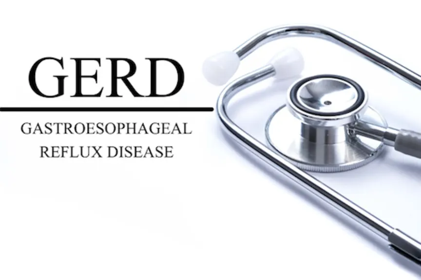 胃食管反流病(GERD)用听诊器在白色背景上显示。