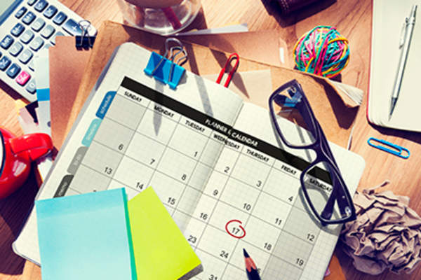 凌乱的桌子上的月计划。