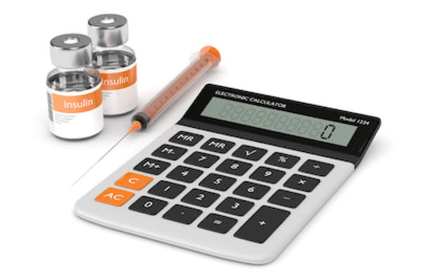 计算器,注射器的胰岛素小瓶中。
