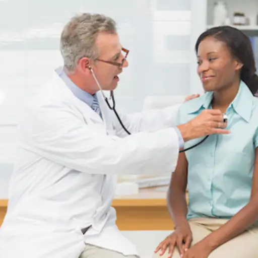 在医生办公室做检查的女人。