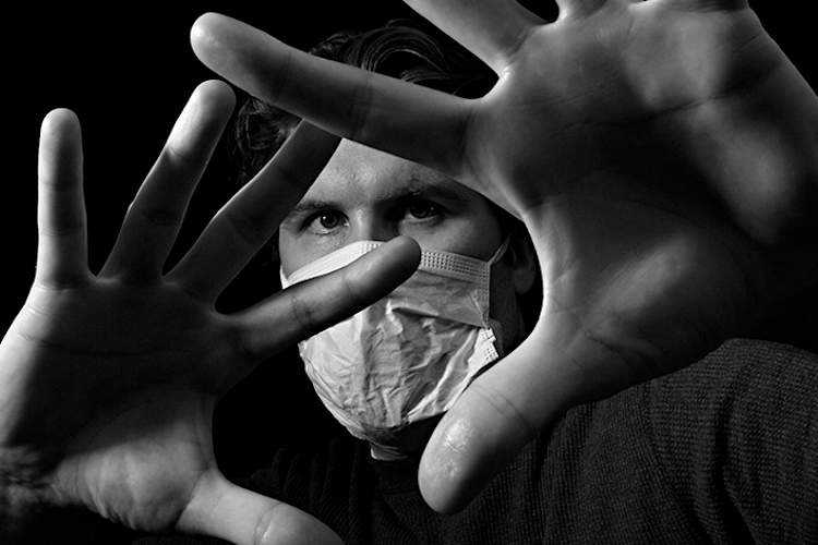 男子生殖面具和手,以避免感染。