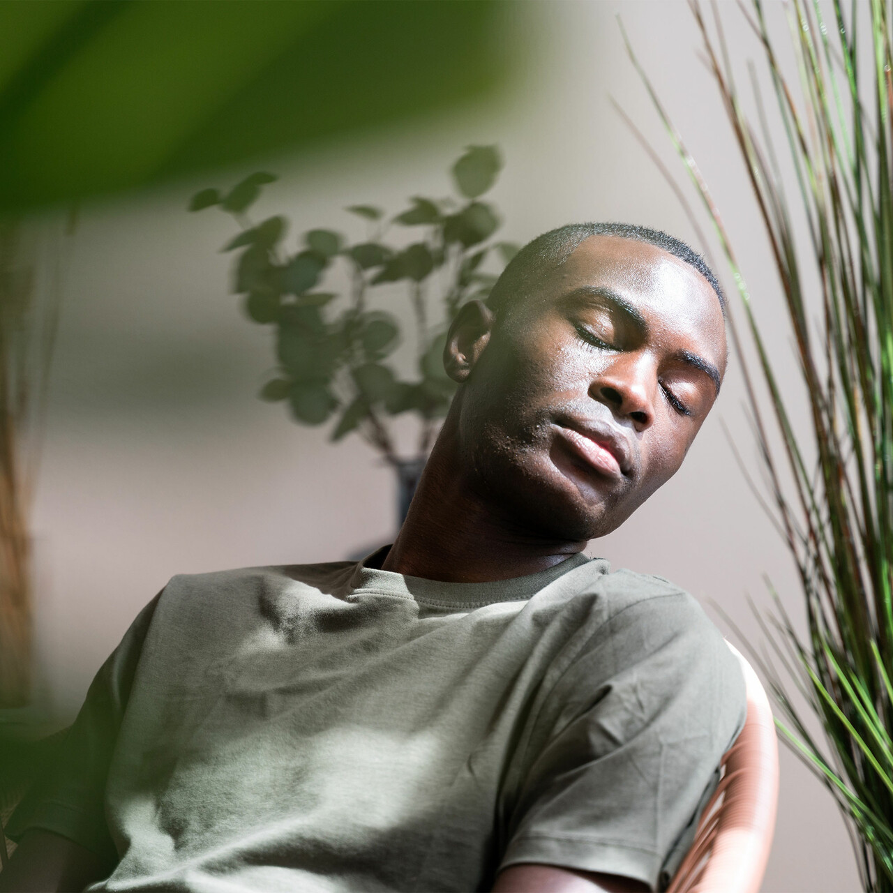 一个人坐在家里,闭着眼睛