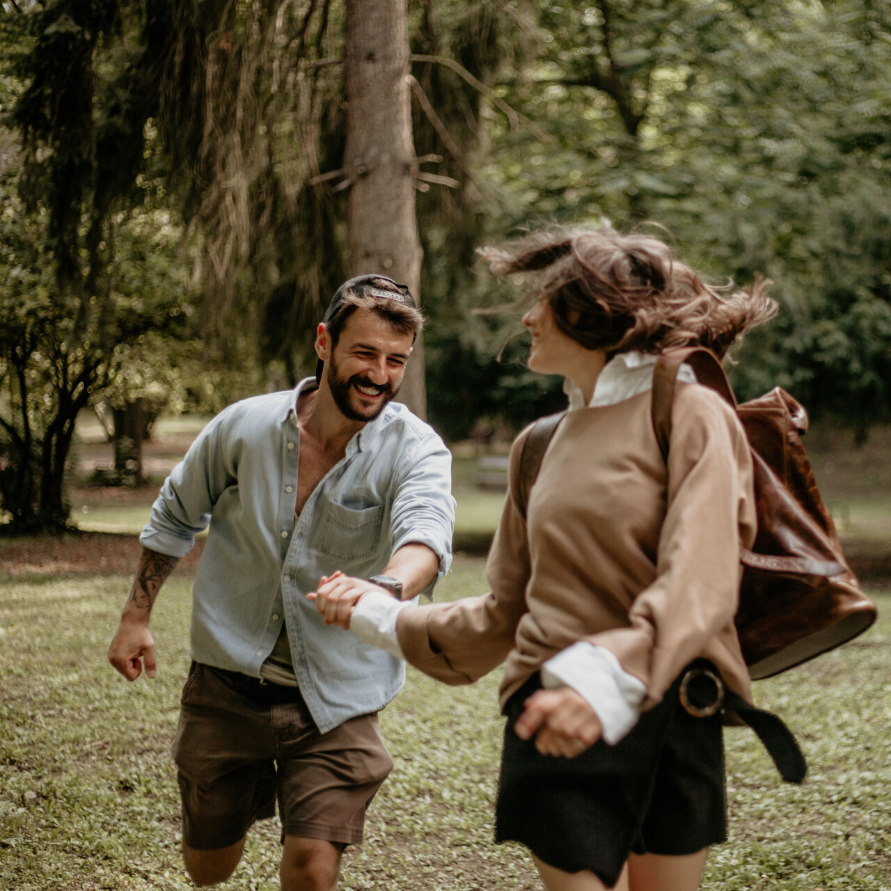 幸福的夫妇徒步旅行。
