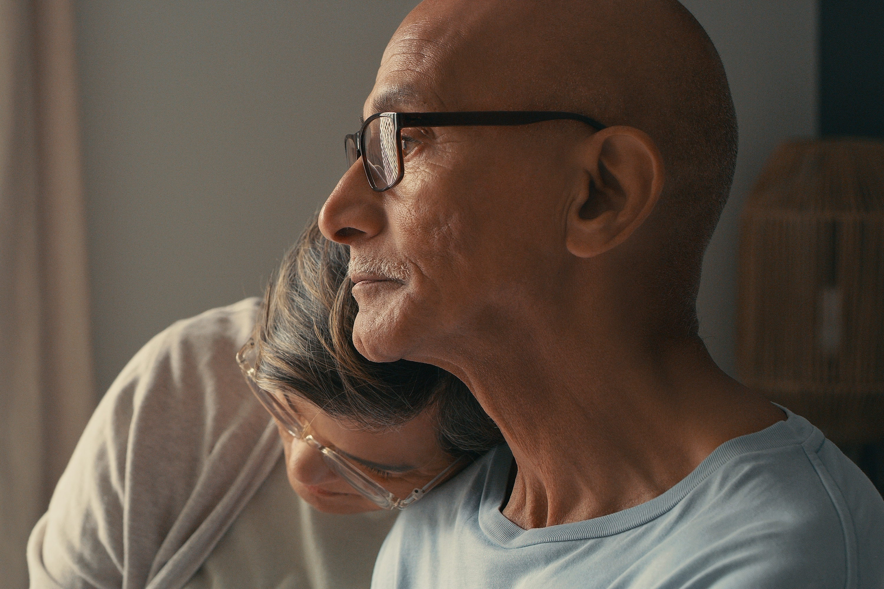 高级女人躺她的头在高级男人的肩膀