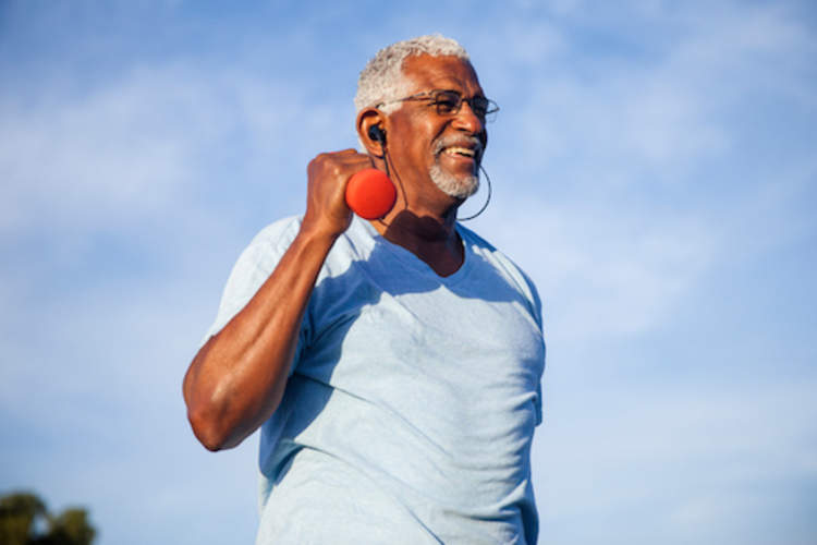 成熟的男人锻炼哑铃之外。