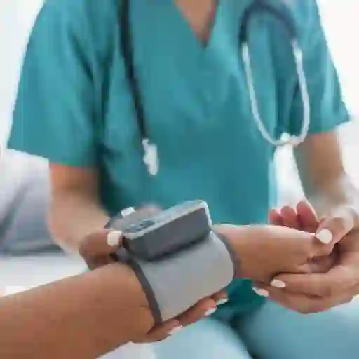 年轻护士在家中为老年妇女测量血压