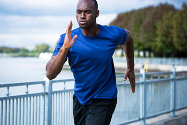 年轻人户外运行