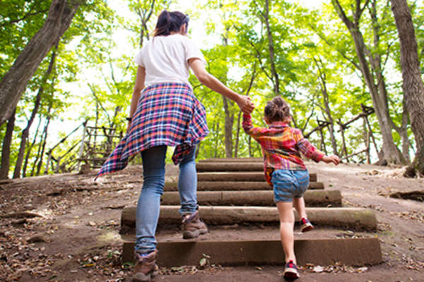 外面母亲和幼儿爬上台步。