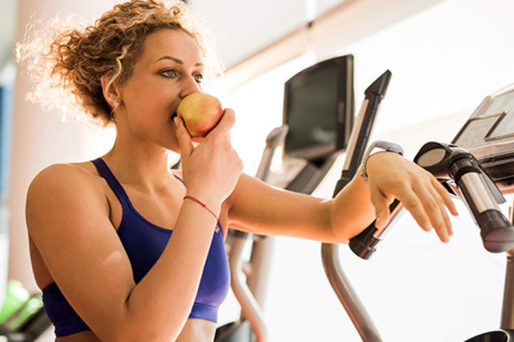 女运动员在体育馆吃苹果