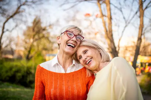 两个老年妇女在公园里大笑