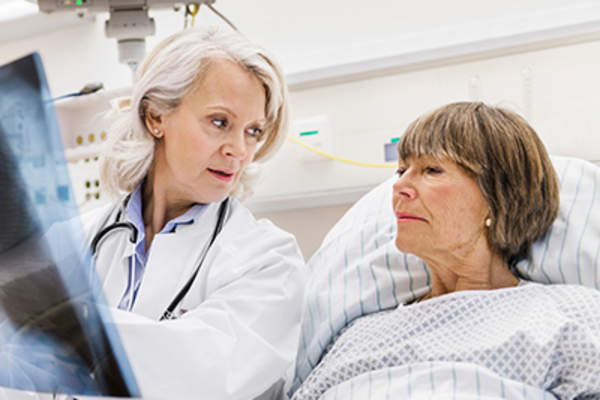 医生向病人解释诊断。