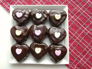 巧克力覆盖的果仁巧克力心脏。