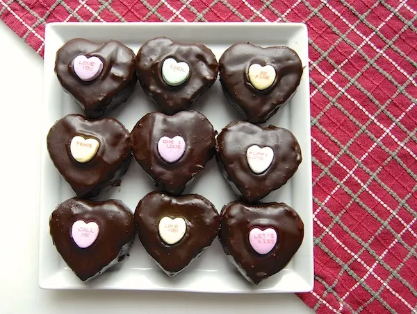 巧克力覆盖的心形布朗尼。