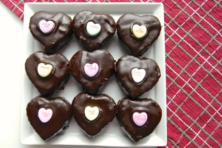 巧克力覆盖的心形布朗尼。