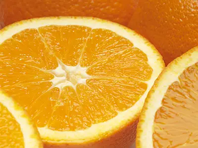 切成两半的橙子。