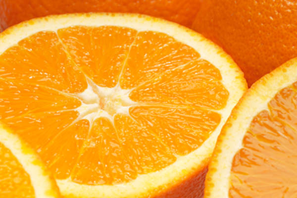 橙子切成两半。