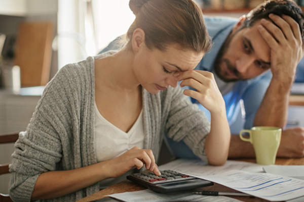 强调夫妻形象。