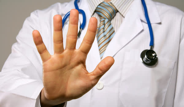 医生用手掌向外，作为停止指示器。