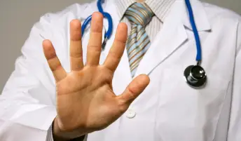 医生用手手掌朝外，作为停止指示器。