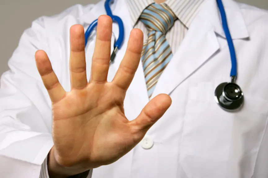 医生用手手掌朝外，作为停止指示器。