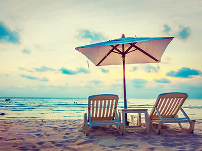 海边的沙滩伞和椅子。