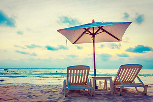 海边的沙滩伞和椅子。