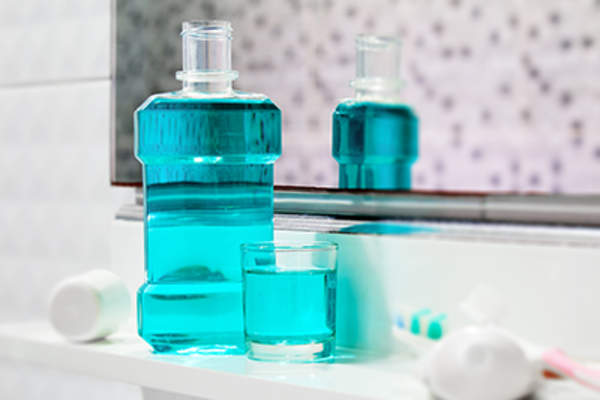 漱口水在浴室架子。