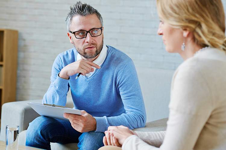 女子从认知行为治疗焦虑寻求治疗。