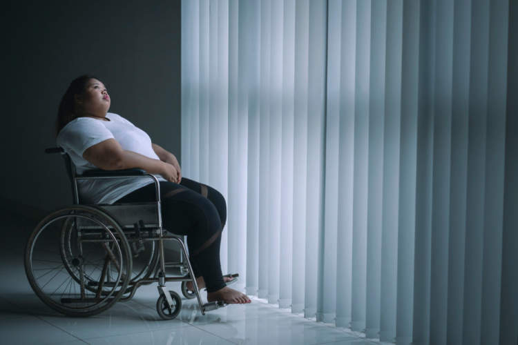 坐轮椅的肥胖妇女