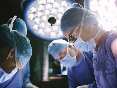 外科医生在手术过程中集中注意力。