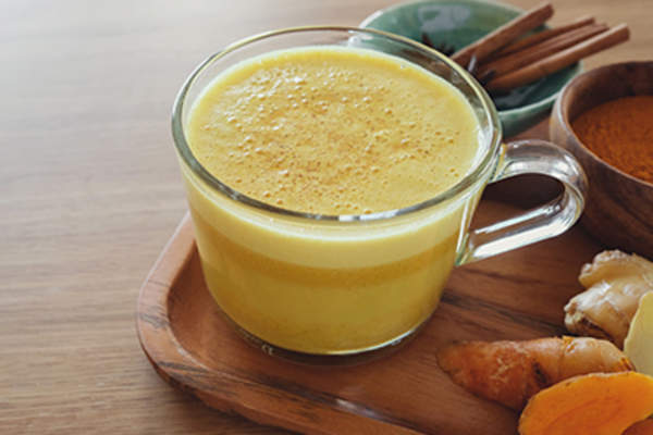 杯子里的金色牛奶。