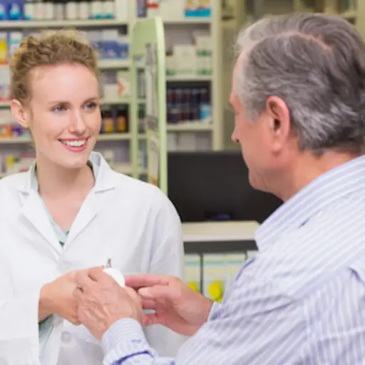 药剂师帮助老年男性患者。