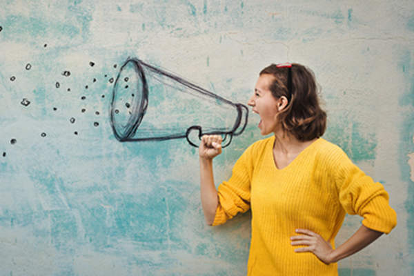 女人尖叫成一个扩音器。