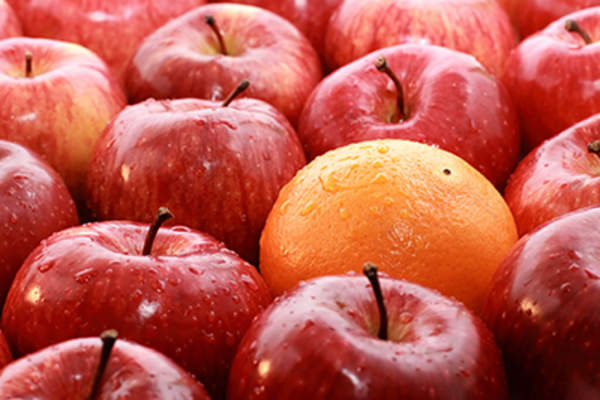 苹果和一个橘子。