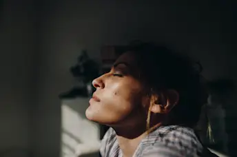 闭着眼睛