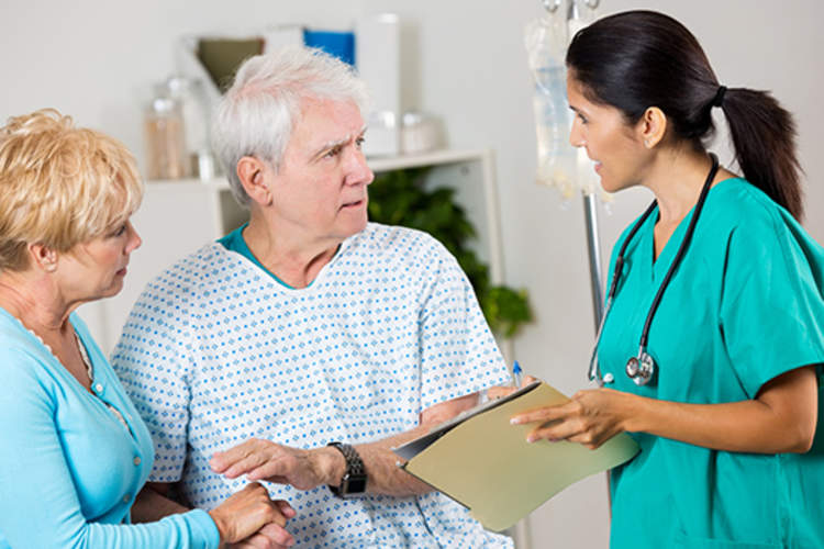 老人在急诊室和护士谈话。