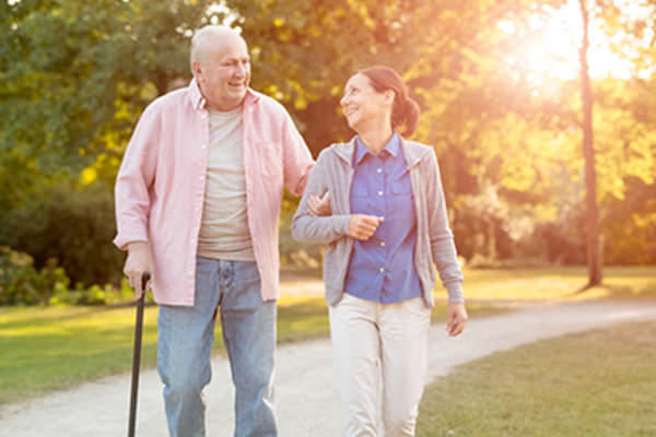 老男人和女儿在外面散步。