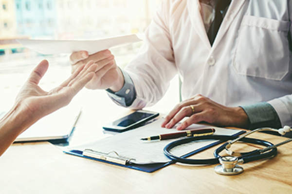 医生给开处方给病人。