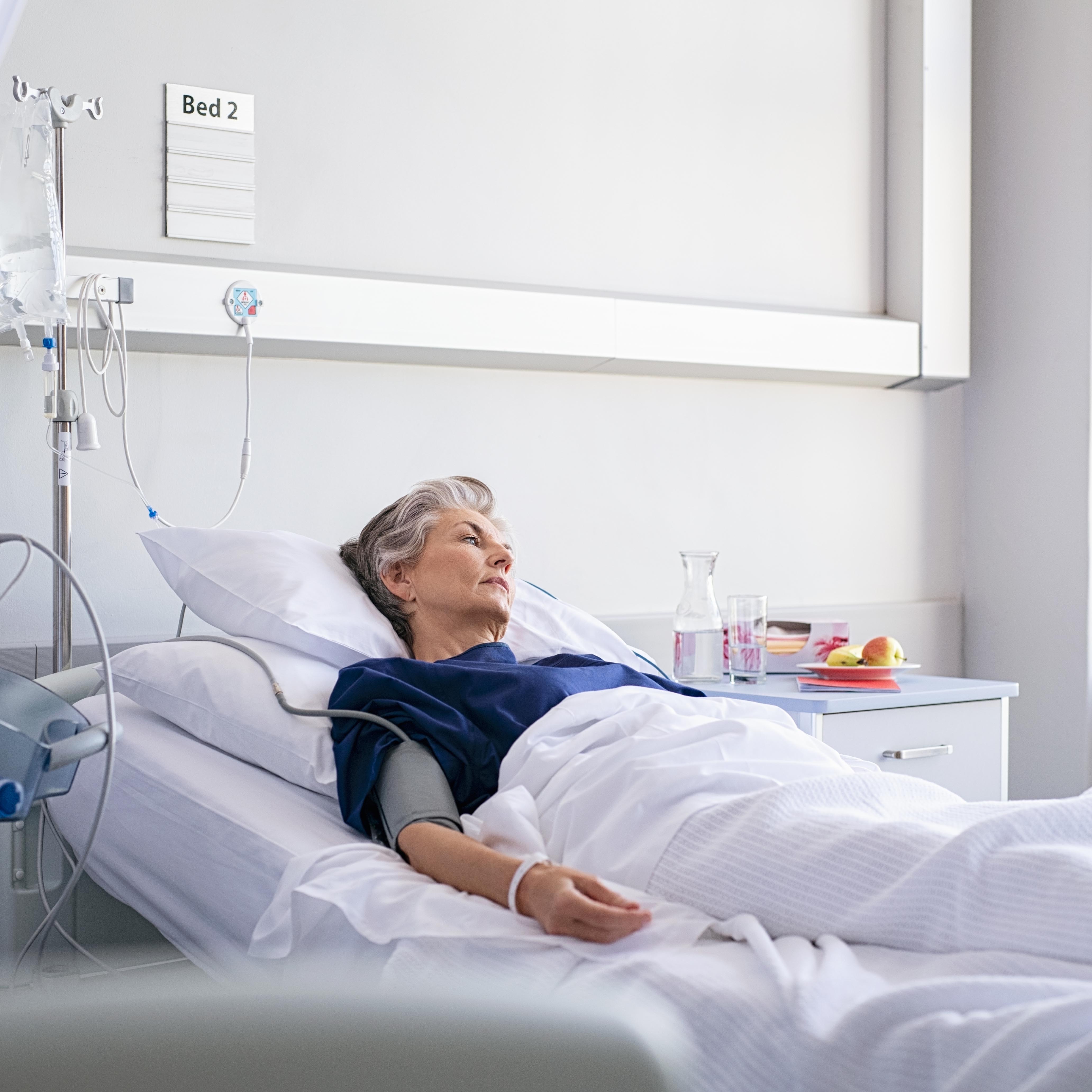 高级的女人躺在医院的床上