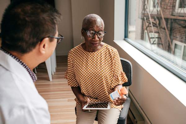 医生和病人用药瓶