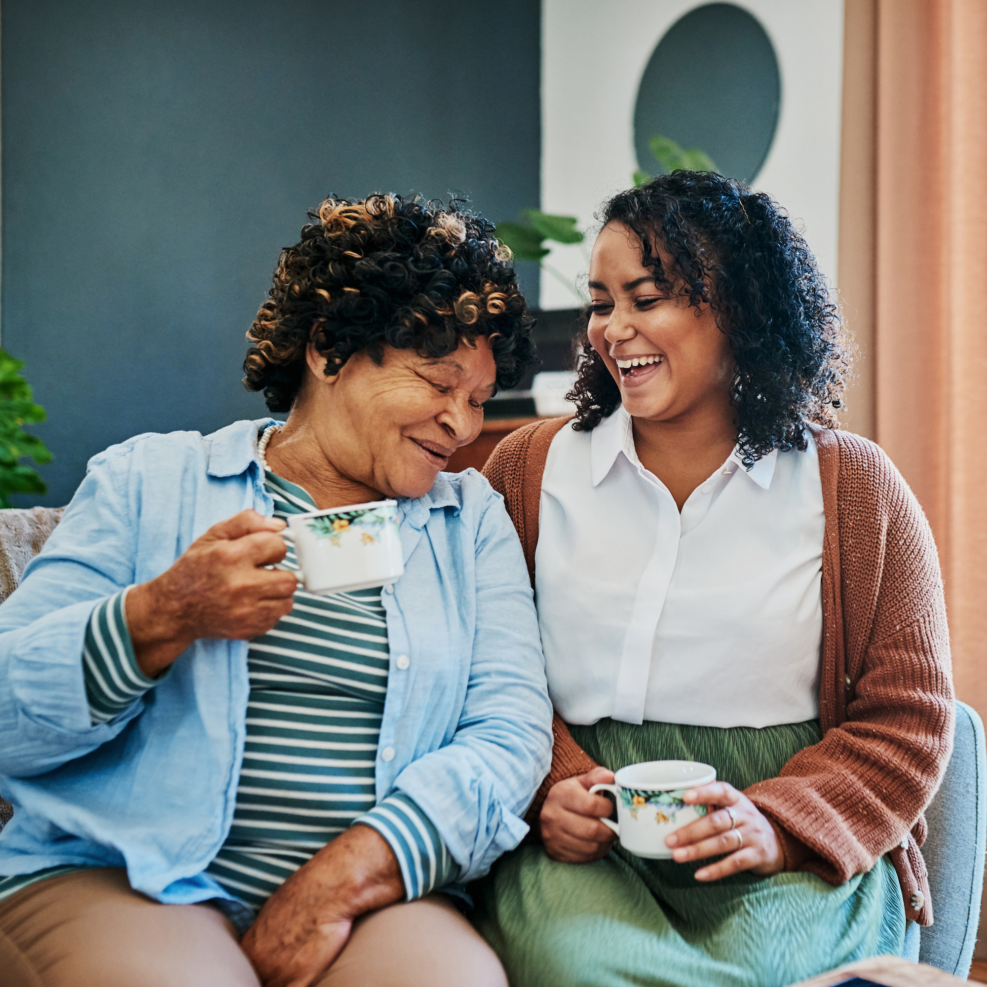一个女人在和她的祖母说话