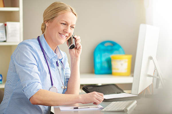 护士在电话交谈。