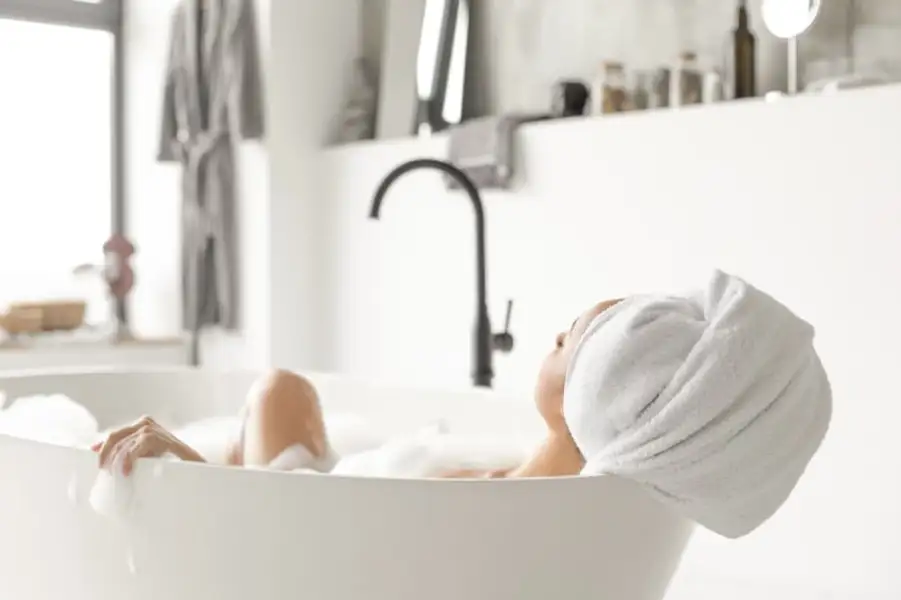 is a hot bath good for back pain?