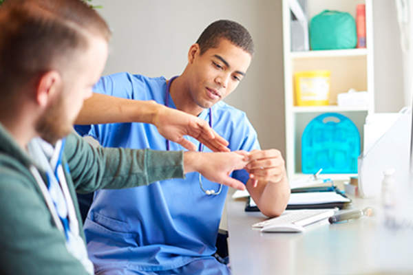 医生检查男人的手。