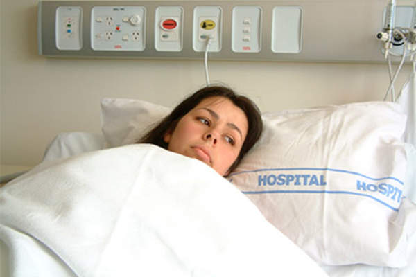女人生病住院了。
