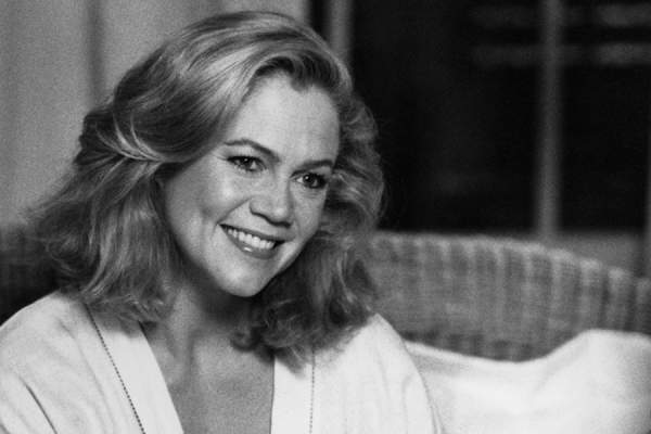 大约在1993年，凯瑟琳·特纳在米高梅公司的电影《卧底蓝调》中扮演简·布鲁微笑的场景。