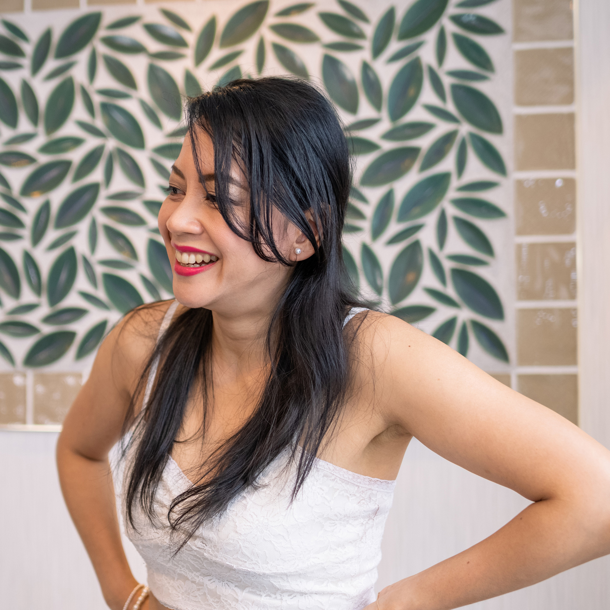 女人穿着白色无袖衬衫在家里聊天